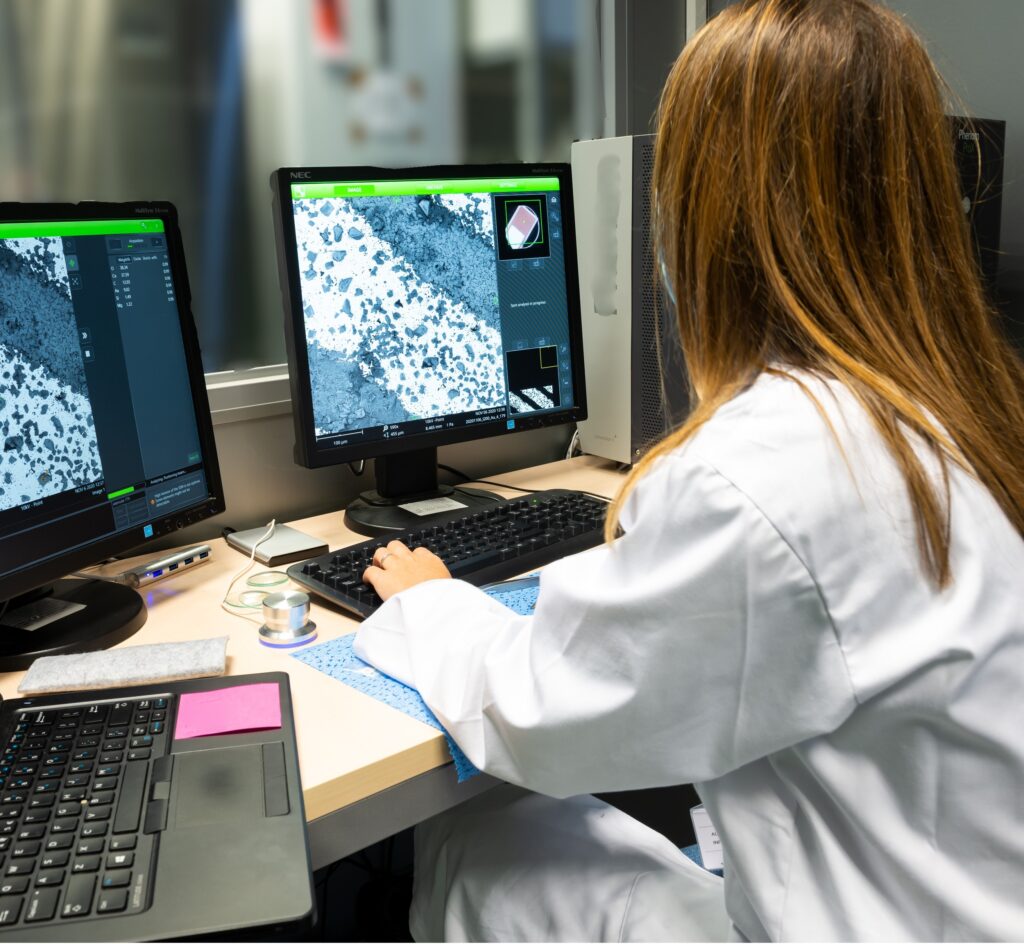 Ingeniería inversa y análisis químico de metales pesados para optimizar la gestión de residuos industriales Técnico de laboratorio realizando caracterización de muestras químicas