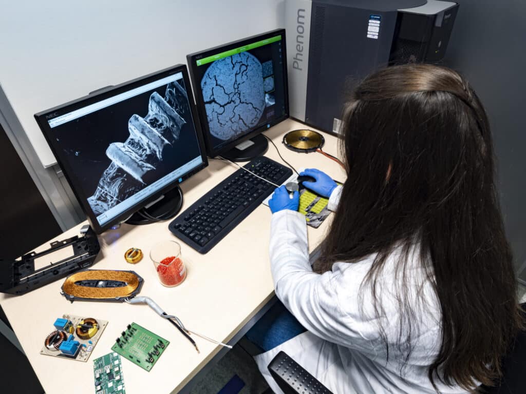 Glass failure analysis to prevent thermal shock breakage Researcher performing materials failure analysis using electron microscopy in a laboratory