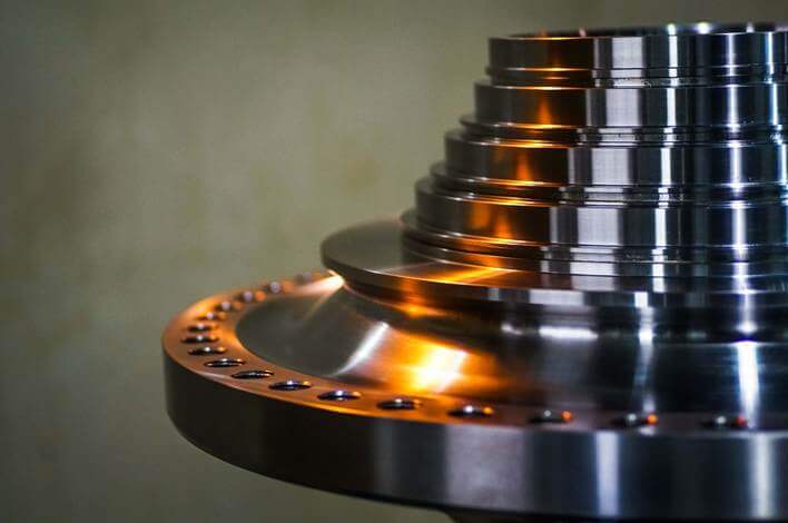Análisis elemental en materiales para interpretar su composición Pieza metálica industrial donde se evalúa la composición química mediante análisis elemental