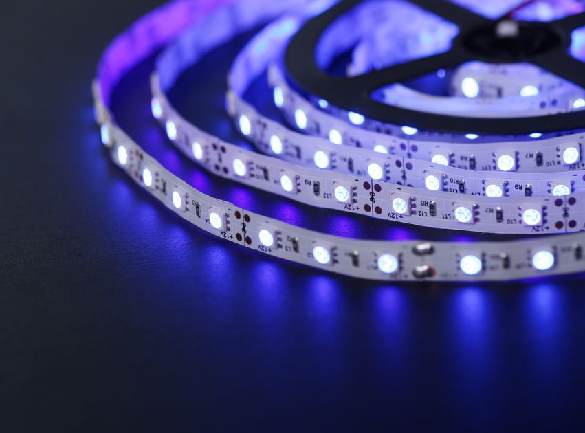 Evaluación de desinfección mediante LED ultravioleta para optimizar eficacia en textiles y superficies Tira de LED ultravioleta utilizada en dispositivos de desinfección para el tratamiento de textiles y superficies mediante radiación UV