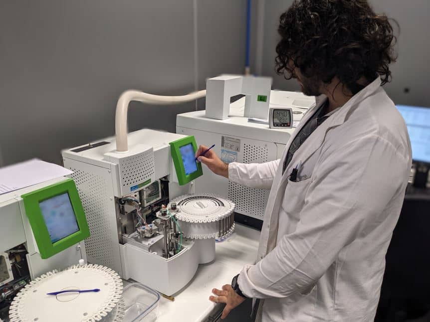 Analysis of gases generated at high temperatures to approve a new steel supplier and optimise costs Laboratory technician operating gas chromatography equipment for chemical analysis of gases generated at high temperature in steel