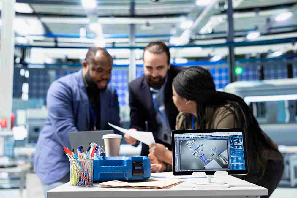 Equipo técnico en sesión de consultoría industrial técnica analizando datos y definiendo soluciones industriales.