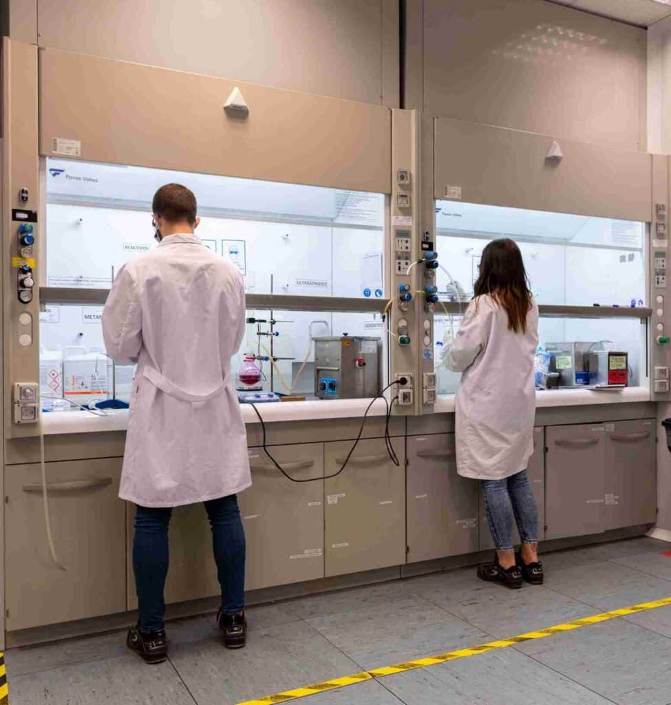 Análisis de hierro en alimentos para garantizar el control de calidad nutricional Equipo técnico realizando ensayos químicos y digestión ácida para la determinación de hierro en extractos vegetales