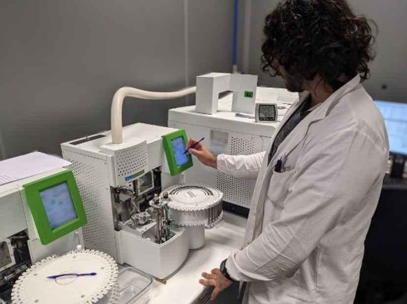 Analysis of gases released by thermal degradation of plastics to assess potential risks Gas chromatography and mass spectrometry system for volatile compound analysis.