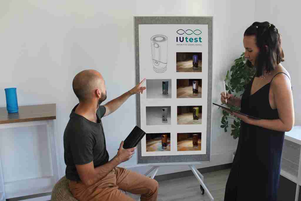 Técnico y consultora evaluando prototipo y muestras de producto en fase de maduración de idea.