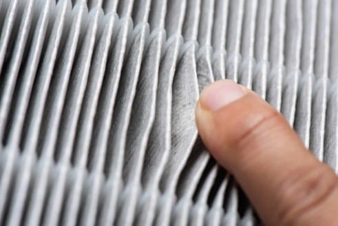Filtro de aire industrial identificado y preparado para ensayos de eficiencia y reducción de compuestos orgánicos volátiles VOC.