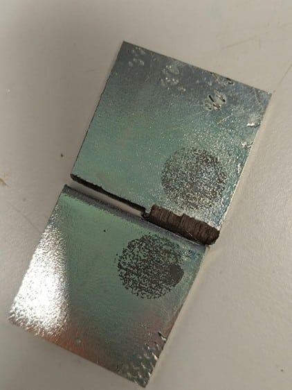 Casos de Éxito Steel specimens with metallic coatings after corrosion testing to evaluate the resistance of steel coatings in saline environments.