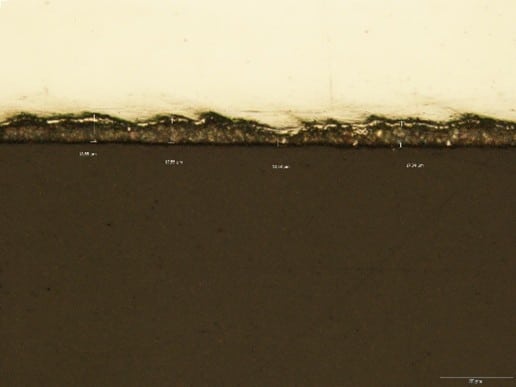 Evaluación de recubrimientos de acero para mejorar su resistencia a la corrosión Imagen metalográfica de corte transversal de un recubrimiento de acero utilizada para analizar el espesor y la estructura del recubrimiento metálico