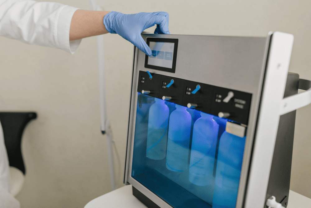 Evaluación de desinfección mediante LED ultravioleta para optimizar eficacia en textiles y superficies Equipo de desinfección con tecnología LED ultravioleta utilizado para evaluar la eficacia del tratamiento en superficies y materiales