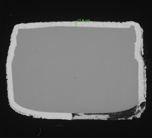 Casos de Éxito Imagen SEM de corte transversal de un recubrimiento metálico tras un ensayo de corrosión acelerada, utilizada para evaluar su resistencia a la corrosión