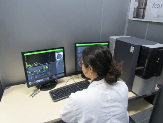 Ingeniera analizando resultados de microscopía electrónica de barrido (SEM) para evaluar la resistencia a la corrosión de componentes electrónicos