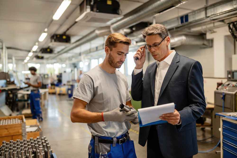 Cómo identificar un fallo en materiales frente a errores de diseño o proceso Ingeniero revisando un componente en fábrica para analizar si el fallo se debe al material, al diseño o al proceso