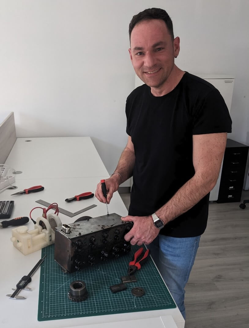 Rubén Gotor, the new "MacGyver". No machine, prototype or setup can resist him. Technician adjusting a mechanical device during the assembly of an experimental setup for elongation testing of electrical conductors.