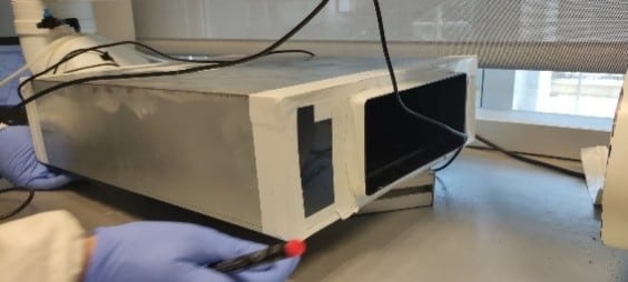 Casos de Éxito Detalle del montaje de un banco de ensayos personalizado para evaluar la eficiencia de filtros de aire industriales.