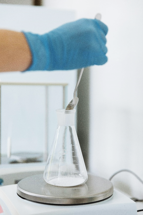 Control de residuos industriales para optimizar la estrategia de descontaminación Técnico realizando caracterización química de residuos industriales en laboratorio para definir estrategia de descontaminación