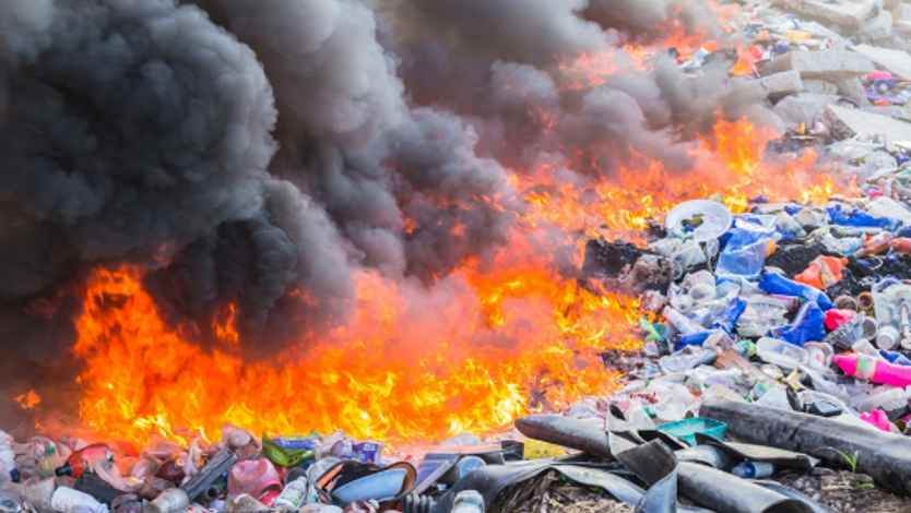Humo y gases generados por la degradación térmica de residuos plásticos