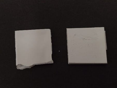 Casos de Éxito Comparativa de muestras de plástico tras ensayos de envejecimiento acelerado para analizar cambios en recubrimientos y degradación superficial