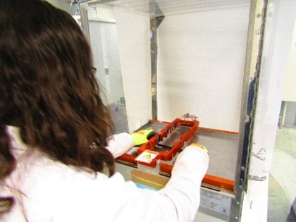 Evaluación de durabilidad de recubrimientos para mejorar la resistencia en plásticos Ingeniera realizando ensayos de envejecimiento acelerado en recubrimientos plásticos para evaluar su resistencia en condiciones controladas