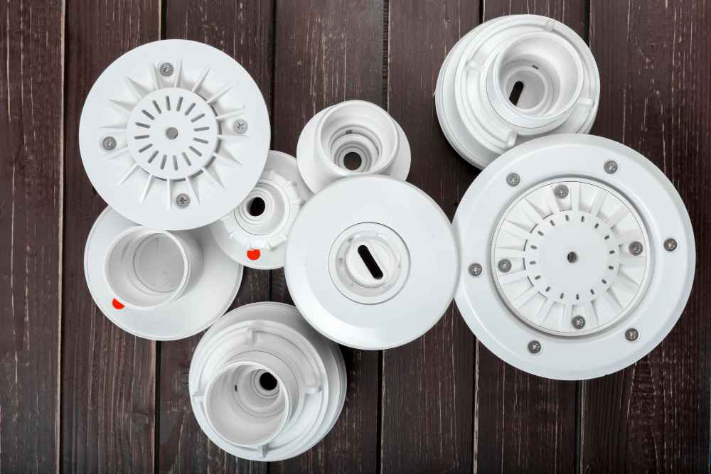 Evaluación de durabilidad de recubrimientos para mejorar la resistencia en plásticos Piezas plásticas industriales utilizadas para estudiar la durabilidad de recubrimientos y su resistencia frente a desgaste y agentes químicos