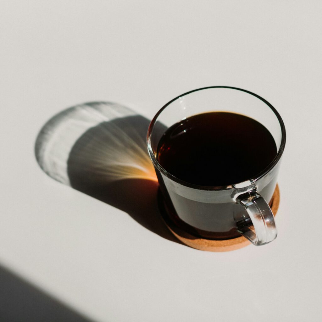 Análisis de fallos en vidrio para prevenir roturas por choque térmico Taza de vidrio con líquido caliente en condiciones que pueden provocar choque térmico en vidrio